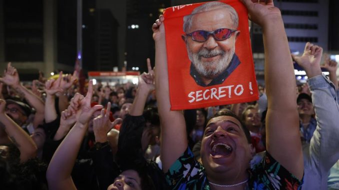 AME1534. SAO PAULO (BRASIL), 02/10/2022.- Simpatizantes del expresidente y candidato presidencial Luiz Inácio Lula da Silva celebran mientras se publican los resultados parciales de las elecciones brasileñas hoy, en la Avenida Paulista de Sao Paulo (Brasil). EFE/ Fernando Bizerra