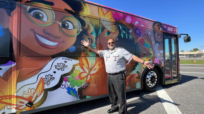 Los autobuses de Disney World se revisten de Encanto por la Herencia Hispana