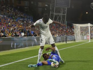 GETAFE (MADRID), 08/10/2022.- El defensa uruguayo del Getafe, Damián Suárez, en el suelo ante el centrocampista francés del Real Madrid, Eduardo Camavinga, durante el encuentro correspondiente a la octava jornada de primera división que disputan hoy sábado en el Coliseum Alfonso Pérez de Getafe. EFE/Rodrigo Jiménez.