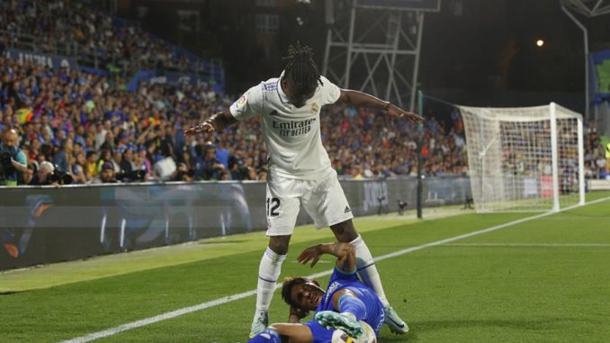 GETAFE (MADRID), 08/10/2022.- El defensa uruguayo del Getafe, Damián Suárez, en el suelo ante el centrocampista francés del Real Madrid, Eduardo Camavinga, durante el encuentro correspondiente a la octava jornada de primera división que disputan hoy sábado en el Coliseum Alfonso Pérez de Getafe. EFE/Rodrigo Jiménez. GETAFE (MADRID), 08/10/2022.- El defensa uruguayo del Getafe, Damián Suárez, en el suelo ante el centrocampista francés del Real Madrid, Eduardo Camavinga, durante el encuentro correspondiente a la octava jornada de primera división que disputan hoy sábado en el Coliseum Alfonso Pérez de Getafe. EFE/Rodrigo Jiménez.