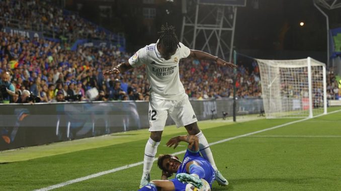 GETAFE (MADRID), 08/10/2022.- El defensa uruguayo del Getafe, Damián Suárez, en el suelo ante el centrocampista francés del Real Madrid, Eduardo Camavinga, durante el encuentro correspondiente a la octava jornada de primera división que disputan hoy sábado en el Coliseum Alfonso Pérez de Getafe. EFE/Rodrigo Jiménez.