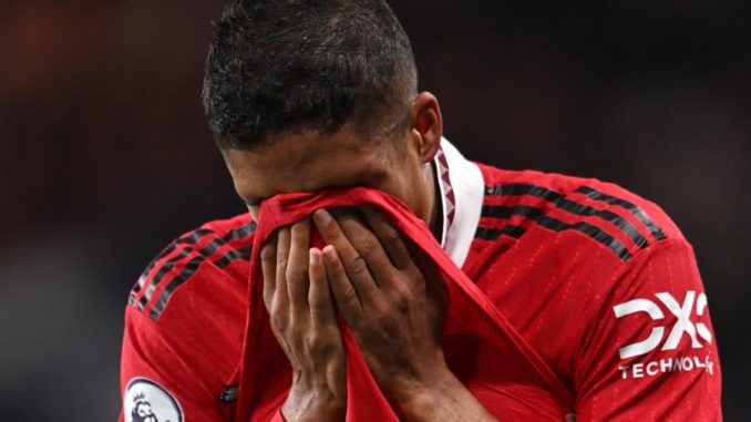 London (United Kingdom), 22/10/2022.- Manchester United's Raphael Varane reacts during the English Premier League soccer match between Chelsea FC and Manchester United in London, Britain, 22 October 2022. (Reino Unido, Londres) EFE/EPA/DANIEL HAMBURY EDITORIAL USE ONLY. No use with unauthorized audio, video, data, fixture lists, club/league logos or 'live' services. Online in-match use limited to 120 images, no video emulation. No use in betting, games or single club/league/player publications