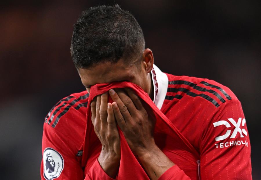 London (United Kingdom), 22/10/2022.- Manchester United’s Raphael Varane reacts during the English Premier League soccer match between Chelsea FC and Manchester United in London, Britain, 22 October 2022. (Reino Unido, Londres) EFE/EPA/DANIEL HAMBURY EDITORIAL USE ONLY. No use with unauthorized audio, video, data, fixture lists, club/league logos or ‘live’ services. Online in-match use limited to 120 images, no video emulation. No use in betting, games or single club/league/player publications