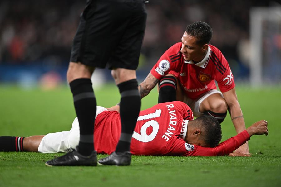 London (United Kingdom), 22/10/2022.- Manchester United's Raphael Varane sustains an injury during the English Premier League soccer match between Chelsea FC and Manchester United in London, Britain, 22 October 2022. (Reino Unido, Londres) EFE/EPA/DANIEL HAMBURY EDITORIAL USE ONLY. No use with unauthorized audio, video, data, fixture lists, club/league logos or 'live' services. Online in-match use limited to 120 images, no video emulation. No use in betting, games or single club/league/player publications