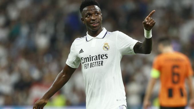 Real Madrid Vinicius MADRID, 05/10/2022.- El delantero del Real Madrid Vinicius Junior celebra tras marcar el segundo gol ante el Shakhtar Donetsk, durante el partido de Liga de Campeones que se disputa este miércoles en el estadio Santiago Bernabéu, en Madrid. EFE/Rodrigo Jiménez