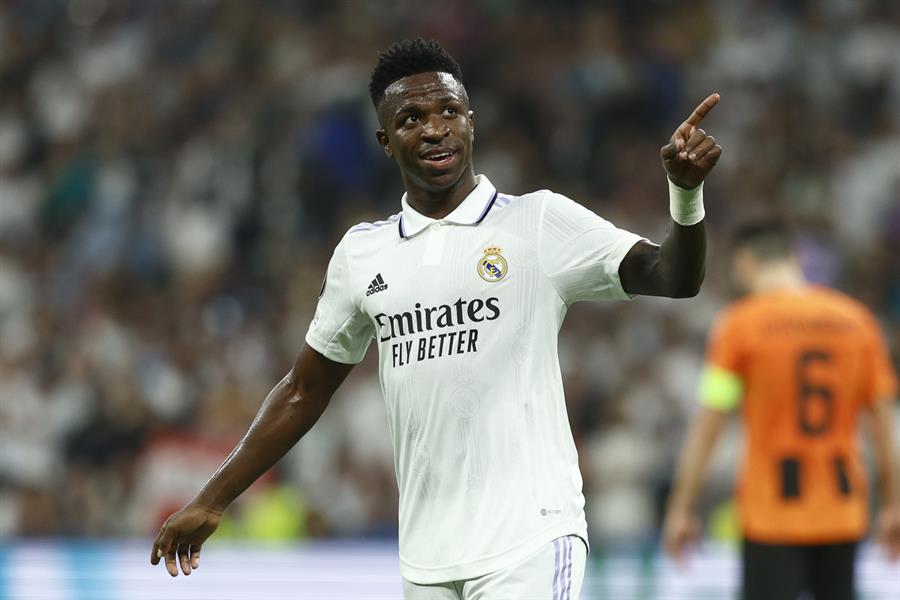 MADRID, 05/10/2022.- El delantero del Real Madrid Vinicius Junior celebra tras marcar el segundo gol ante el Shakhtar Donetsk, durante el partido de Liga de Campeones que se disputa este miércoles en el estadio Santiago Bernabéu, en Madrid. EFE/Rodrigo Jiménez