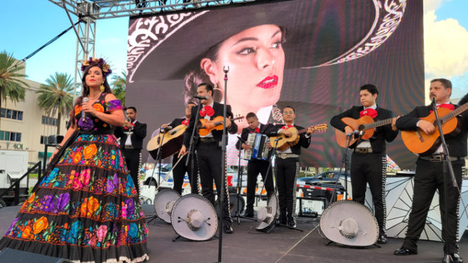 Miami se llena de esqueletos, catrinas y mariachis por el Día de Muertos