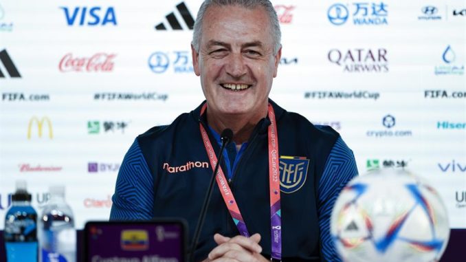 DOHA, 19/11/2022.- El entrenador de Ecuador, Gustavo Alfaro, sonríe durante la rueda de prensa ofrecida este sábado, en la víspera del partido inaugural del Mundial FIFA 2022 que el equipo jugará contra el país anfitrión Catar. EFE/Antonio Lacerda