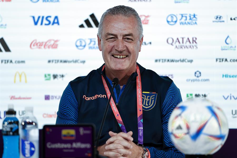 DOHA, 19/11/2022.- El entrenador de Ecuador, Gustavo Alfaro, sonríe durante la rueda de prensa ofrecida este sábado, en la víspera del partido inaugural del Mundial FIFA 2022 que el equipo jugará contra el país anfitrión Catar. EFE/Antonio Lacerda