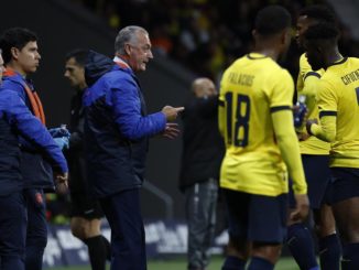 MADRID, 12/11/2022.- El seleccionador de Ecuador, Gustavo Julio Alfaro (3i), da instrucciones a sus jugadores durante el encuentro amistoso de preparación para el mundial de Qatar que los combinados nacionales de Ecuador e Irak disputan este sábado en el estadio Civitas Metropolitano, en Madrid. EFE/J.J Guillén