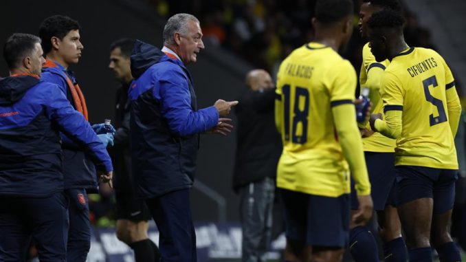 MADRID, 12/11/2022.- El seleccionador de Ecuador, Gustavo Julio Alfaro (3i), da instrucciones a sus jugadores durante el encuentro amistoso de preparación para el mundial de Qatar que los combinados nacionales de Ecuador e Irak disputan este sábado en el estadio Civitas Metropolitano, en Madrid. EFE/J.J Guillén MADRID, 12/11/2022.- El seleccionador de Ecuador, Gustavo Julio Alfaro (3i), da instrucciones a sus jugadores durante el encuentro amistoso de preparación para el mundial de Qatar que los combinados nacionales de Ecuador e Irak disputan este sábado en el estadio Civitas Metropolitano, en Madrid. EFE/J.J Guillén