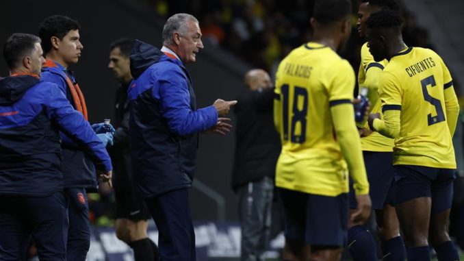 MADRID, 12/11/2022.- El seleccionador de Ecuador, Gustavo Julio Alfaro (3i), da instrucciones a sus jugadores durante el encuentro amistoso de preparación para el mundial de Qatar que los combinados nacionales de Ecuador e Irak disputan este sábado en el estadio Civitas Metropolitano, en Madrid. EFE/J.J Guillén