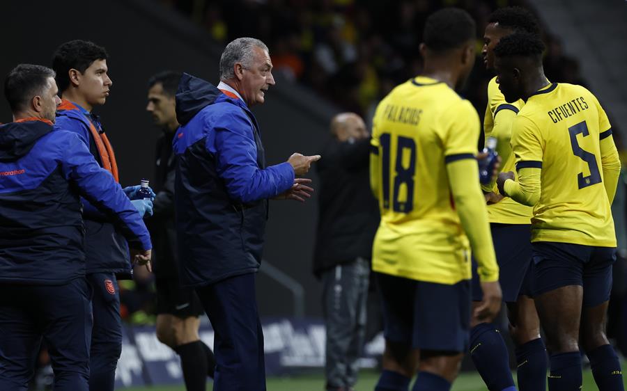 MADRID, 12/11/2022.- El seleccionador de Ecuador, Gustavo Julio Alfaro (3i), da instrucciones a sus jugadores durante el encuentro amistoso de preparación para el mundial de Qatar que los combinados nacionales de Ecuador e Irak disputan este sábado en el estadio Civitas Metropolitano, en Madrid. EFE/J.J Guillén