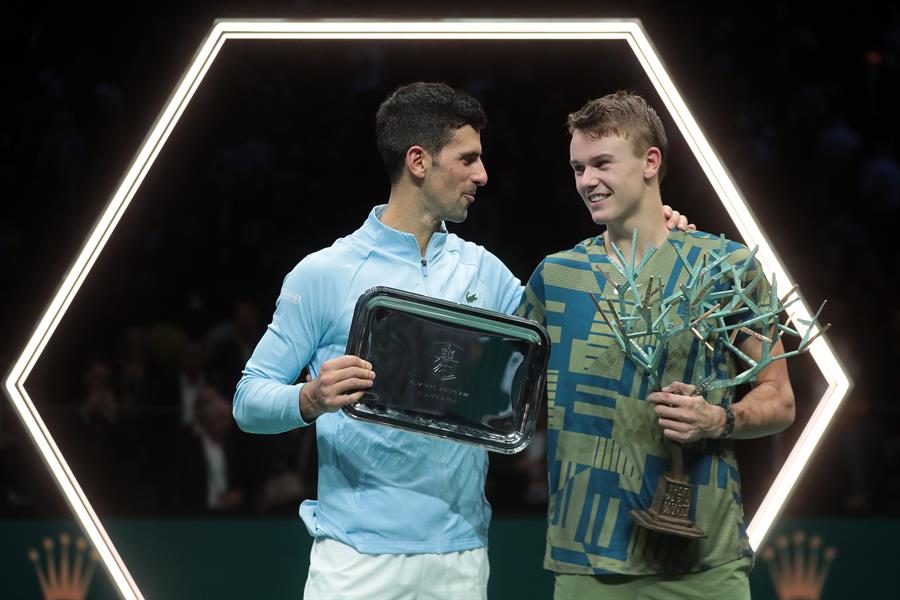 Paris (France), 06/11/2022.- Holger Rune (R) of Denmark celebrates with the trophy after winning the final match against Novak Djokovic (L) of Serbia at the Rolex Paris Masters 2022 Tennis Tournament in Paris, France, 06 November 2022. (Tenis, Dinamarca, Francia) EFE/EPA/CHRISTOPHE PETIT TESSON