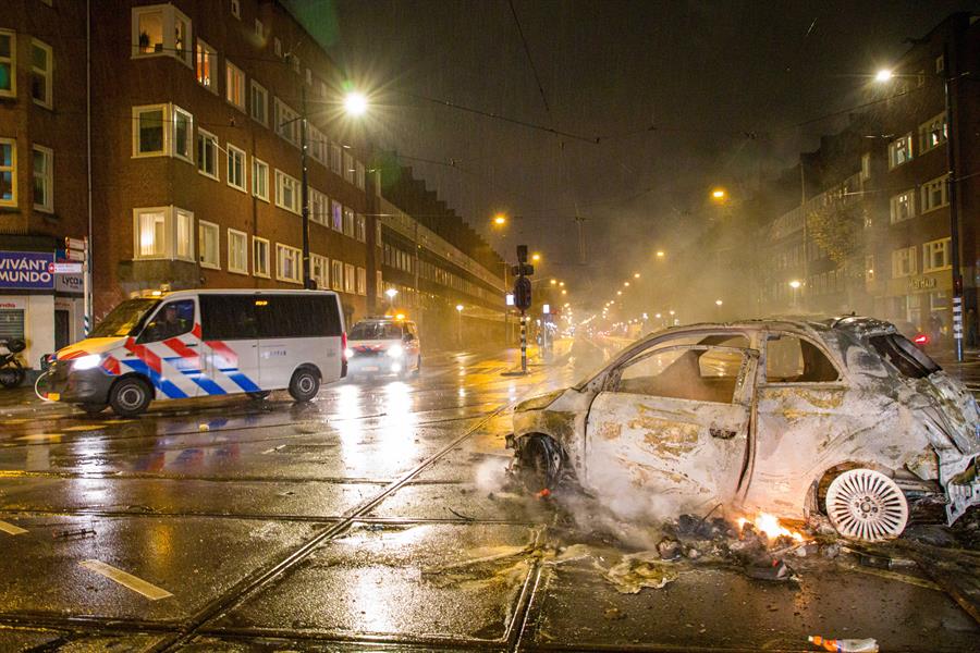 Amsterdam (Netherlands), 27/11/2022.- A police car patrol the street during an exuberant party atmosphere, after the Morocco team won FIFA World Cup 2022 group F soccer match between Belgium and Morocco in Doha, in Amsterdam, The Netherlands, 27 November 2022. Heavy fireworks are set off and a car is destroyed and set on fire. (Incendio, Mundial de Fútbol, Bélgica, Marruecos, Países Bajos; Holanda) EFE/EPA/NIEUWS FOTO NETHERLANDS OUT