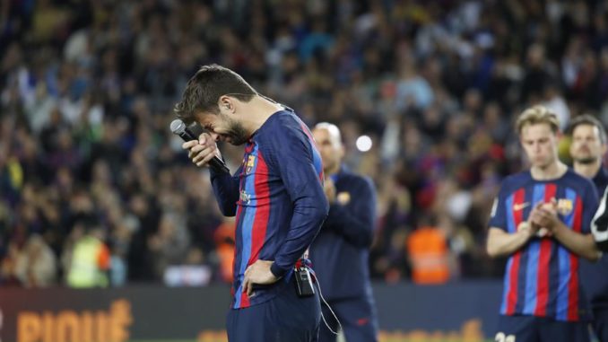 BARCELONA, 05/11/2022.- El defensa del Barcelona Gerad Piqué, al término del encuentro de la decimotercera jornada de LaLiga entre el FC Barcelona y el UD Almería disputado este sábado en el Camp Nou, en Barcelona. EFE/Marta Pérez