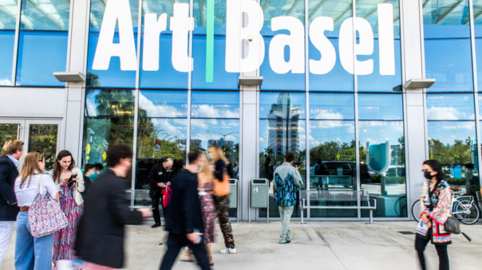 Art Basel cumple 20 años cargados de espíritu festivo en Miami Beach