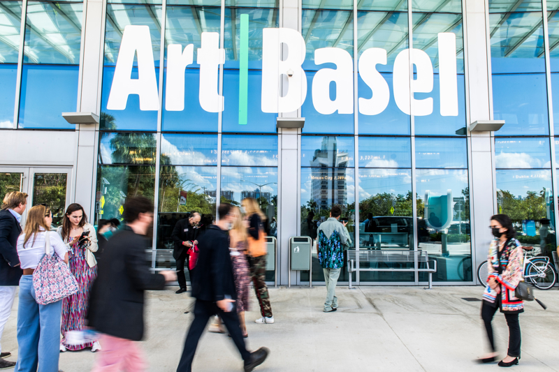 Art Basel cumple 20 años cargados de espíritu festivo en Miami Beach