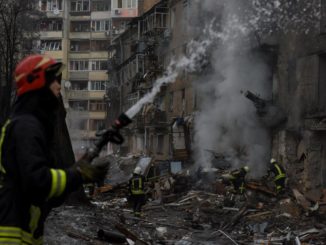 Vyshhorod (kyiv) (Ukraine), 23/11/2022.- Firefighters work at the site of an apartment block destroyed by shelling in Vyshhorod, near Kyiv (Kiev), Ukraine, 23 November 2022, amid Russia's invasion. At least four people were killed and 27 others injured as a result of Russian shelling hitting the Vyshhorod district, Kyiv Oblast Police Chief Andrii Nebytov said on telegram. According to a statement by Ukraine's national power supply Ukrenergo on 23 November, power outages were reported across all of the regions of the country following a series of Russian missile strikes targeting the country's critical infrastructure. Russian troops on 24 February entered Ukrainian territory, starting a conflict that has provoked destruction and a humanitarian crisis. (Incendio, Rusia, Ucrania) EFE/EPA/OLEG PETRASYUK