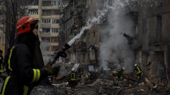 Vyshhorod (kyiv) (Ukraine), 23/11/2022.- Firefighters work at the site of an apartment block destroyed by shelling in Vyshhorod, near Kyiv (Kiev), Ukraine, 23 November 2022, amid Russia's invasion. At least four people were killed and 27 others injured as a result of Russian shelling hitting the Vyshhorod district, Kyiv Oblast Police Chief Andrii Nebytov said on telegram. According to a statement by Ukraine's national power supply Ukrenergo on 23 November, power outages were reported across all of the regions of the country following a series of Russian missile strikes targeting the country's critical infrastructure. Russian troops on 24 February entered Ukrainian territory, starting a conflict that has provoked destruction and a humanitarian crisis. (Incendio, Rusia, Ucrania) EFE/EPA/OLEG PETRASYUK