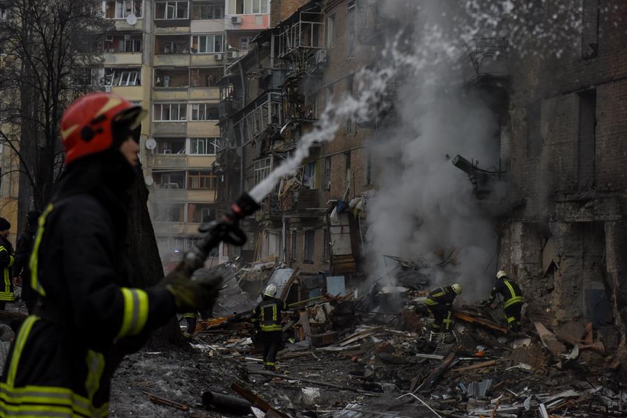 Vyshhorod (kyiv) (Ukraine), 23/11/2022.- Firefighters work at the site of an apartment block destroyed by shelling in Vyshhorod, near Kyiv (Kiev), Ukraine, 23 November 2022, amid Russia's invasion. At least four people were killed and 27 others injured as a result of Russian shelling hitting the Vyshhorod district, Kyiv Oblast Police Chief Andrii Nebytov said on telegram. According to a statement by Ukraine's national power supply Ukrenergo on 23 November, power outages were reported across all of the regions of the country following a series of Russian missile strikes targeting the country's critical infrastructure. Russian troops on 24 February entered Ukrainian territory, starting a conflict that has provoked destruction and a humanitarian crisis. (Incendio, Rusia, Ucrania) EFE/EPA/OLEG PETRASYUK