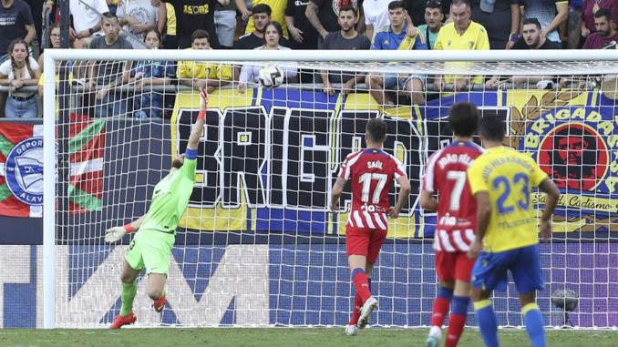 CÁDIZ, 29/10/2022.- El portero del Atlético de Madrid Jan Oblak (i) encaja el segundo gol del Cádiz CF, durante el partido correspondiente a la 12ª jornada de LaLiga que enfrenta al Cádiz CF y el Atlético de Madrid en el Estadio Nuevo Mirandilla. EFE/Román Ríos