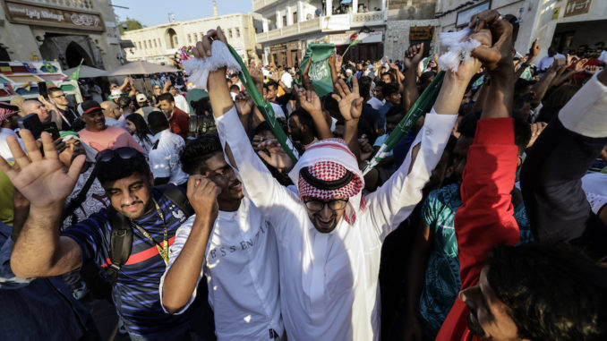 Aficionados de Arabia SaudÌ celebran la victoria ante Argentina