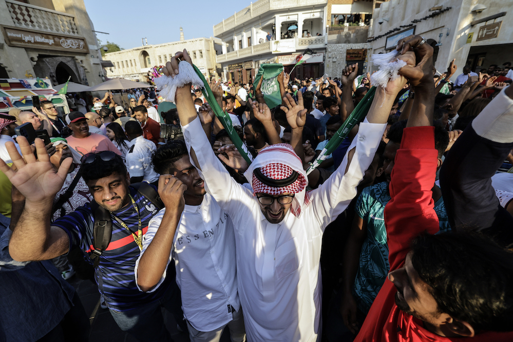 Aficionados de Arabia SaudÌ celebran la victoria ante Argentina