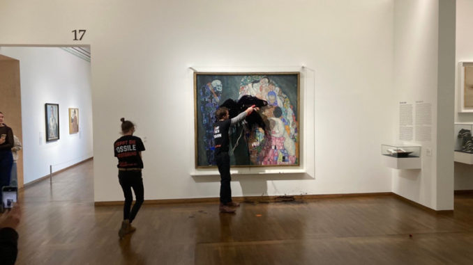 Activistas arrojan petróleo sobre un cuadro de Klimt en un museo de Viena