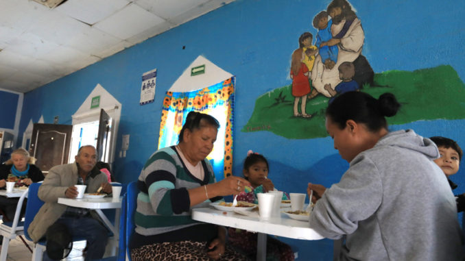Migrantes se apoyan en el norte de México por el Día de Acción de Gracias