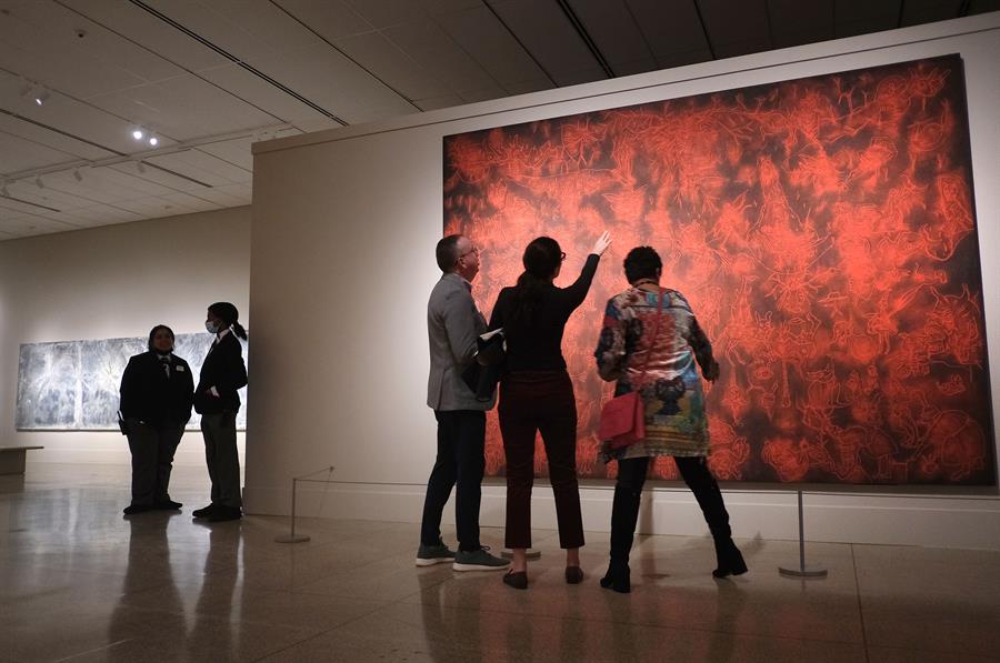 Unas personas observan una de las obras del pintor mexicano Sergio Hernández durante la inauguración de la primera exposición del mexicano, titulada "Rescoldos de Oaxaca", el 10 de noviembre de 2022, en el Museo de Arte de San Diego, California (Estados Unidos). Hernández inaugura este sábado en el Museo de Arte de San Diego su 