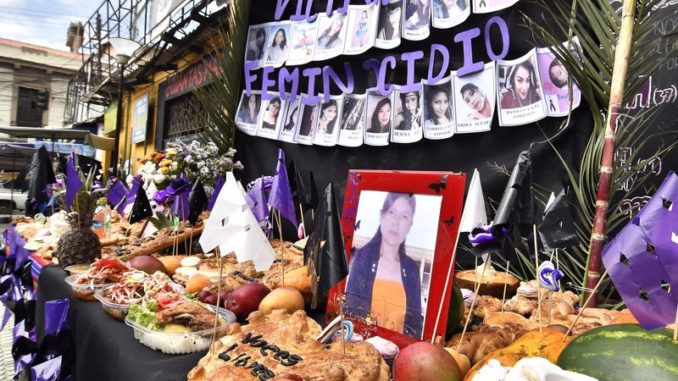 Con pan y frutas "reciben" a las almas de víctimas de feminicidio en Bolivia