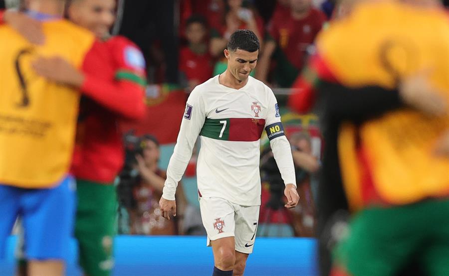 -FOTODELDÍA- DOHA, 10/12/2022.- El delantero de Portugal Cristiano Ronaldo tras la derrota de su equipo ante Marruecos en partido de cuartos de final del Mundial Qatar 2022, este sábado en el estadio Al Thumama de Doha. EFE/Friedemann Vogel