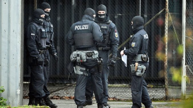 Policías en la sede del Tribunal de Karlsruhe