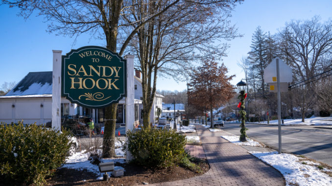 Sandy Hook recuerda con tristeza a sus victimas 10 años después de la matanza