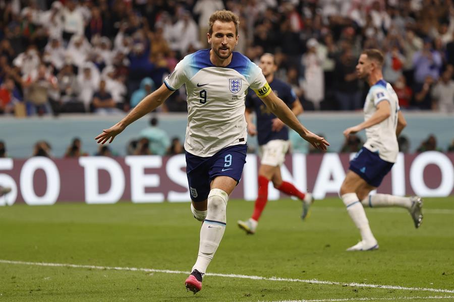 Al Khor (Qatar), 10/12/2022.- Harry Kane of England celebrates scoring the 1-1 goal during the FIFA World Cup 2022 quarter final soccer match between England and France at Al Bayt Stadium in Al Khor, Qatar, 10 December 2022. (Mundial de Fútbol, Francia, Catar) EFE/EPA/Rolex dela Pena