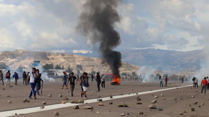 Al menos 6 manifestantes muertos en primer dÌa de emergencia nacional en Per˙