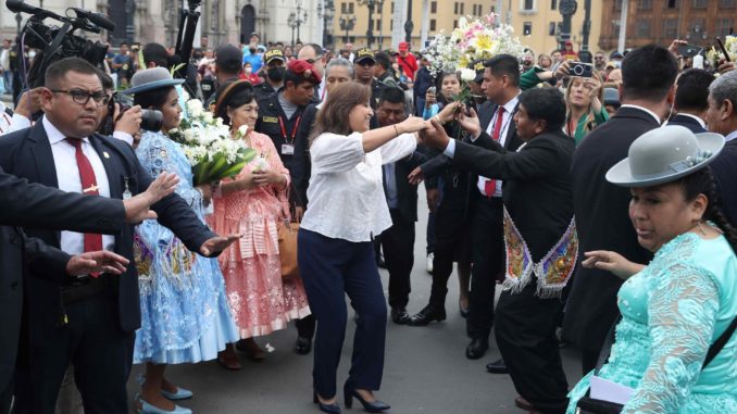 Dina Boluarte, presidenta de Per˙, recibe a la Virgen de la Inmaculada ConcepciÛn