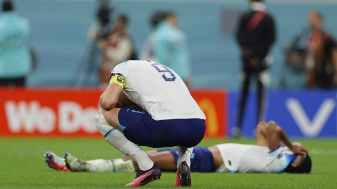 Al Khor (Qatar), 10/12/2022.- Harry Kane (front) of England reacts after losing the FIFA World Cup 2022 quarter final soccer match between England and France at Al Bayt Stadium in Al Khor, Qatar, 10 December 2022. (Mundial de Fútbol, Francia, Catar) EFE/EPA/Ronald Wittek