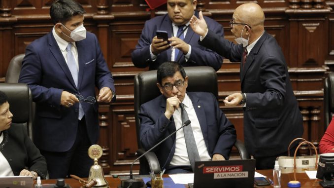 Congresistas denuncian un golpe de estado del presidente Castillo en Per˙