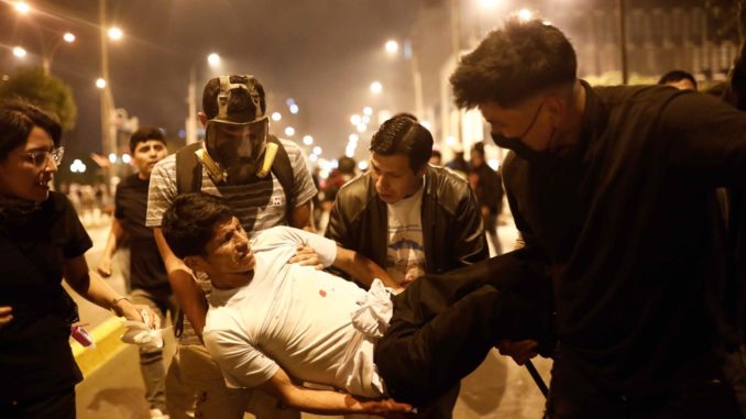 Enfrentamientos entre policÌas y manifestantes en Lima