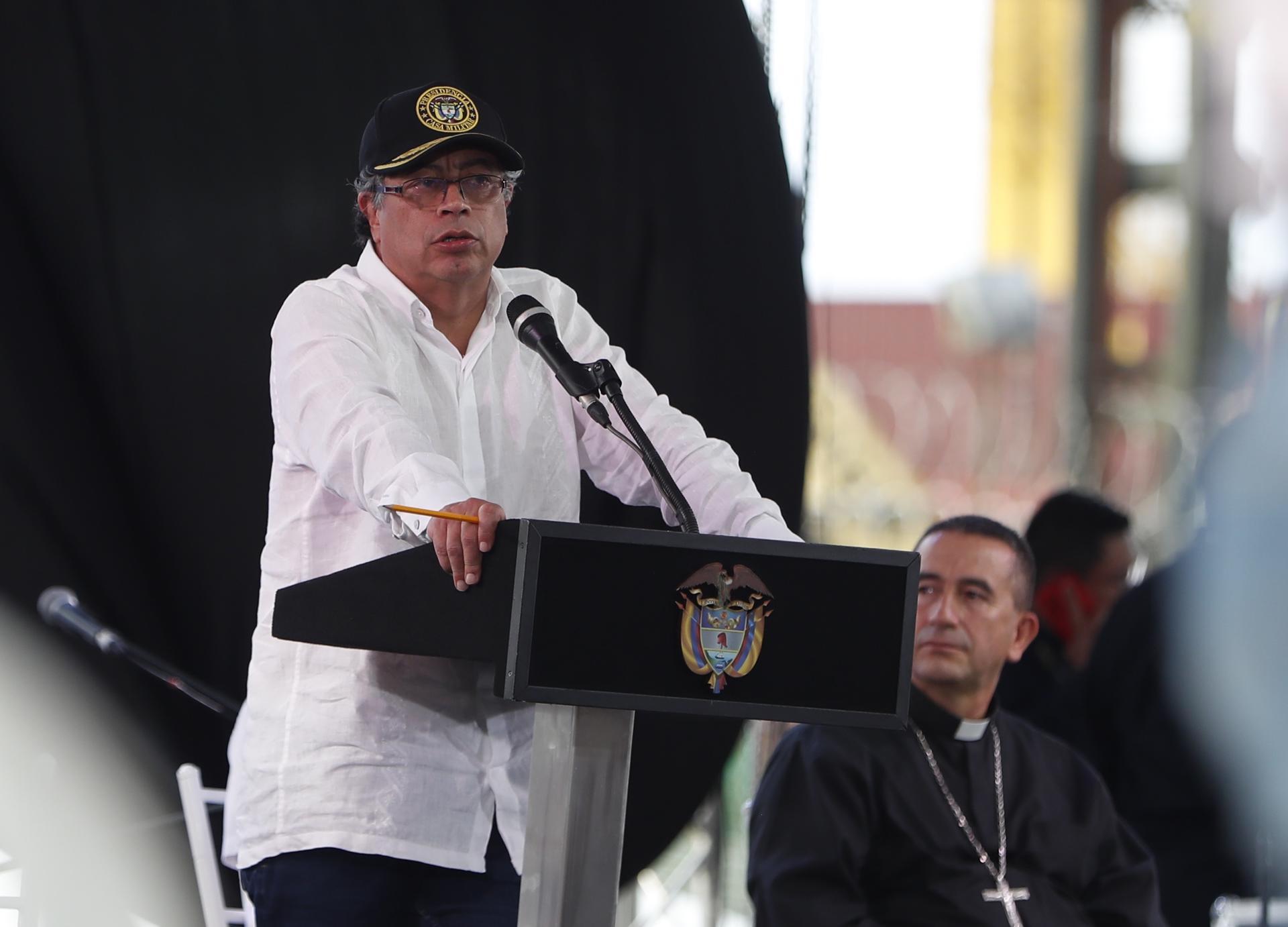 Petro resalta la tregua firmada por dos bandas en el puerto m·s importante de Colombia en el PacÌfico