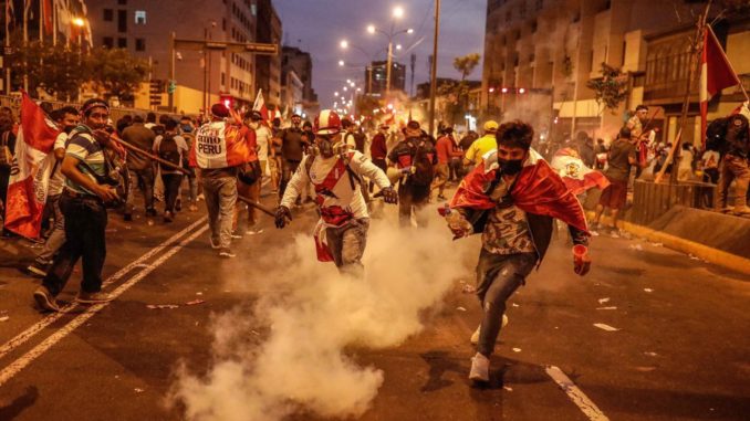 Contin˙an las protestas en Lima por cierre del Congreso