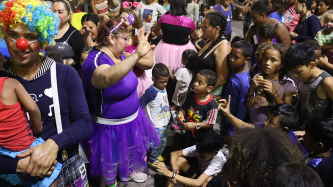 Migrantes residentes llevan momentos de alegría a albergue en sur de México