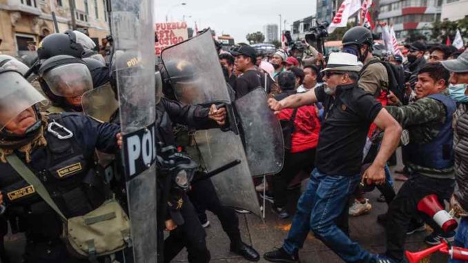 Simpatizantes y opositores de Castillo se enfrentan ante su centro de arresto