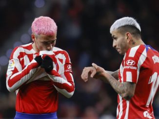 MADRID, 21/01/2023.- Los jugadores del Atlético de Madrid Antoine Griezmann (i) y Ángel Correa durante el partido de LaLiga que Atlético de Madrid y Real Valladolid disputan este sábado en el estadio Civitas Metropolitano. EFE/ Mariscal