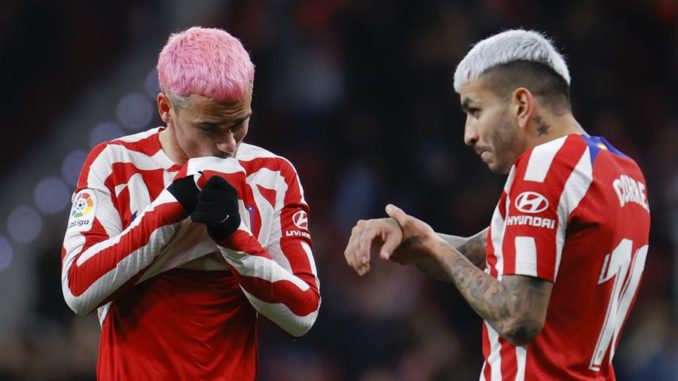 MADRID, 21/01/2023.- Los jugadores del Atlético de Madrid Antoine Griezmann (i) y Ángel Correa durante el partido de LaLiga que Atlético de Madrid y Real Valladolid disputan este sábado en el estadio Civitas Metropolitano. EFE/ Mariscal