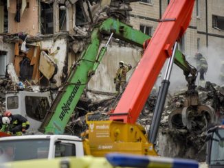 Dnipro (Ukraine), 15/01/2023.- Rescue workers using heavy machinery clean the rubble of a damaged residential building in Dnipro, southeastern Ukraine, 15 January 2023, amid Russia's invasion. At least 25 people died, including one child, 73 other were injured, including 13 children, and 43 reports of missing persons were received, after a rocket hit a nine-story building in Dnipro on 14 January, the State Emergency Service (SES) of Ukraine said in a statement. Russian troops entered Ukraine on 24 February 2022 starting a conflict that has provoked destruction and a humanitarian crisis. (Atentado, Rusia, Ucrania) EFE/EPA/OLEG PERTASYUK