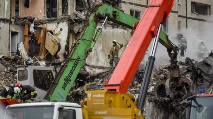 Dnipro (Ukraine), 15/01/2023.- Rescue workers using heavy machinery clean the rubble of a damaged residential building in Dnipro, southeastern Ukraine, 15 January 2023, amid Russia's invasion. At least 25 people died, including one child, 73 other were injured, including 13 children, and 43 reports of missing persons were received, after a rocket hit a nine-story building in Dnipro on 14 January, the State Emergency Service (SES) of Ukraine said in a statement. Russian troops entered Ukraine on 24 February 2022 starting a conflict that has provoked destruction and a humanitarian crisis. (Atentado, Rusia, Ucrania) EFE/EPA/OLEG PERTASYUK Dnipro (Ukraine), 15/01/2023.- Rescue workers using heavy machinery clean the rubble of a damaged residential building in Dnipro, southeastern Ukraine, 15 January 2023, amid Russia's invasion. At least 25 people died, including one child, 73 other were injured, including 13 children, and 43 reports of missing persons were received, after a rocket hit a nine-story building in Dnipro on 14 January, the State Emergency Service (SES) of Ukraine said in a statement. Russian troops entered Ukraine on 24 February 2022 starting a conflict that has provoked destruction and a humanitarian crisis. (Atentado, Rusia, Ucrania) EFE/EPA/OLEG PERTASYUK