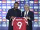 -FOTODELDÍA- MADRID, 20/01/2023.- El delantero neerlandés Memphis Depay (i) posa junto al presidente del club, Enrique Cerezo, durante su presentación como nuevo jugador del Atlético de Madrid, este viernes en el estadio Metropolitano. EFE/ Borja Sánchez-trillo